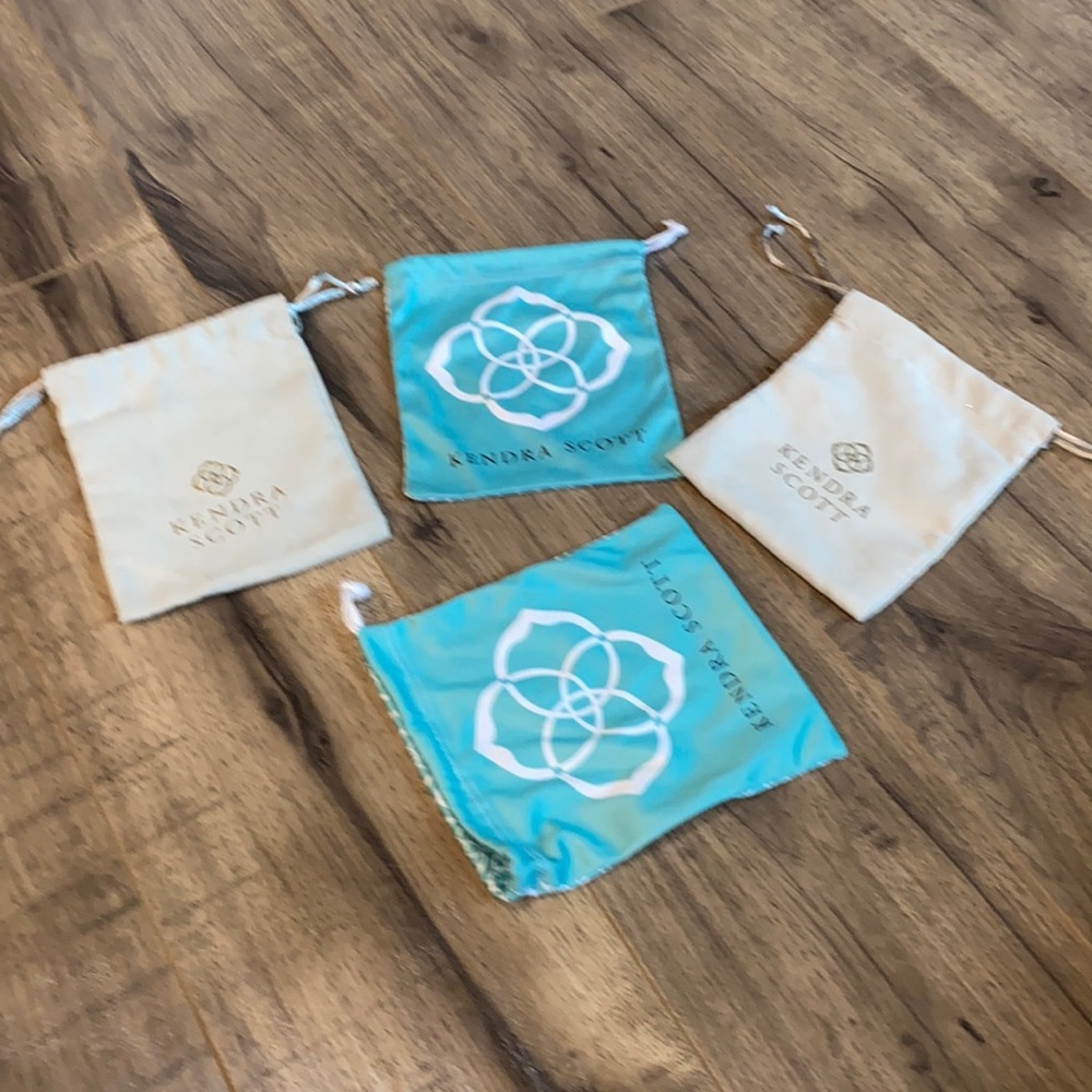 4 dust bags